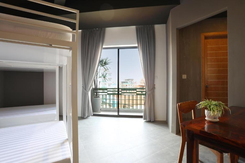 Sky Hotel Central Phnom Penh - Rooms & Apartments Exteriör bild